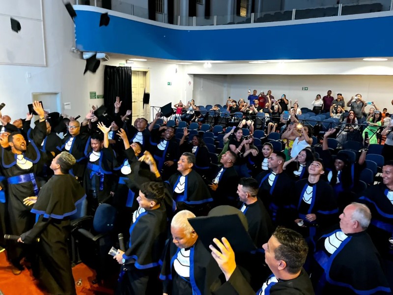 Entrega de certificados de conclusão de cursos