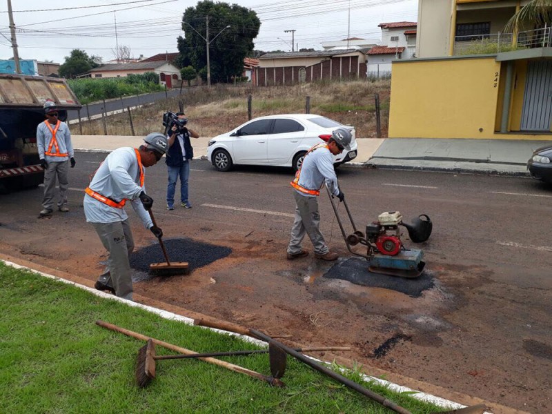 Operação tapa buracos continua em Araguari
