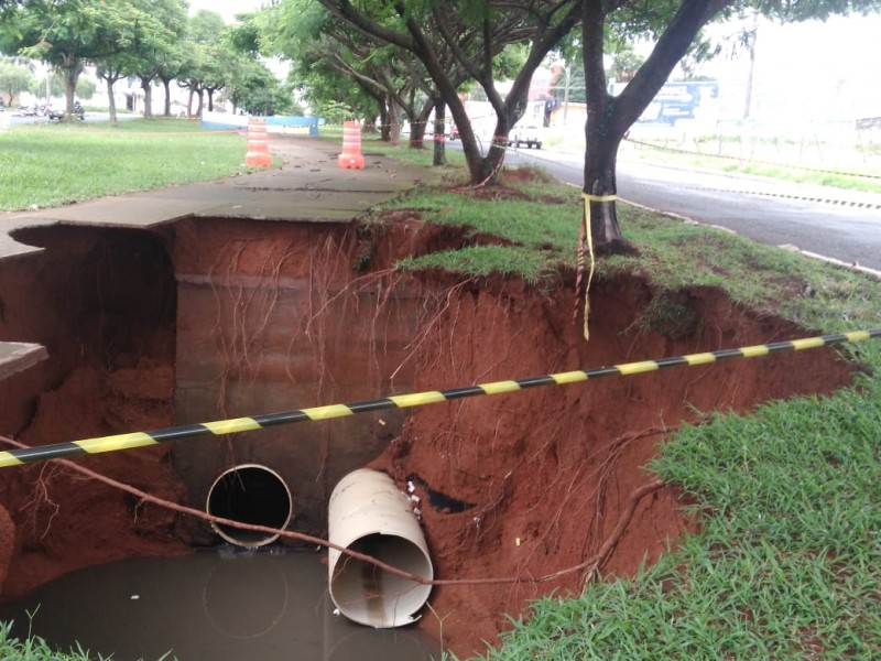 Secretaria de Obras interdita o canteiro da Av. Minas Gerais para não agravar cratera aberta pelo rompimento de tubulação