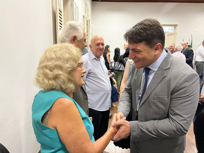 Em noite histórica prefeitura inaugura galeria de ex-prefeitos e vices de Araguari