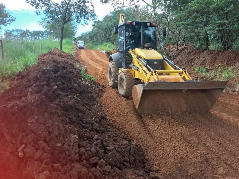 Secretaria de Obras inicia semana com sete frentes de trabalho na zona rural