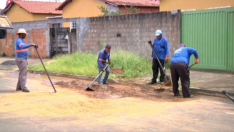Prefeitura segue com operação tapa-buracos pelas ruas da cidade