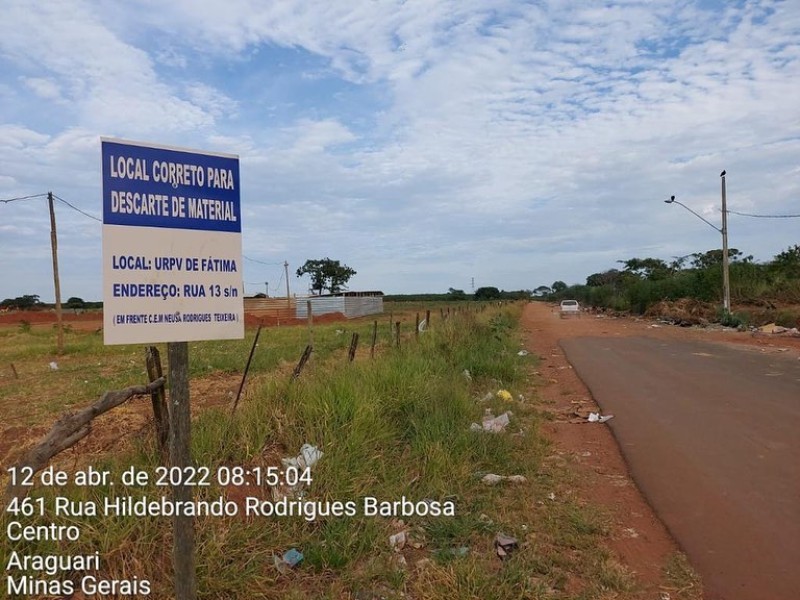 Secretaria instala placas informando sobre proibição de descarte de lixo irregular