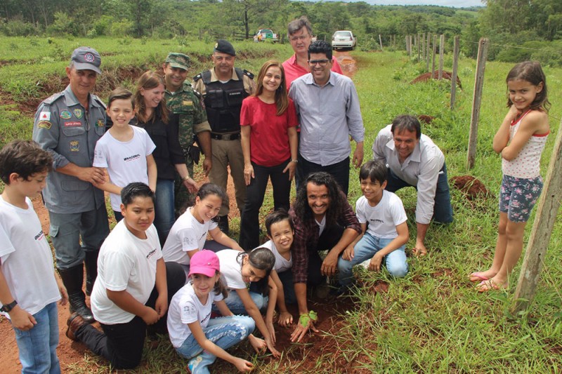 Com o plantio de Ipês, encerram-se ações ambientais do Programa Gira Sol em 2017