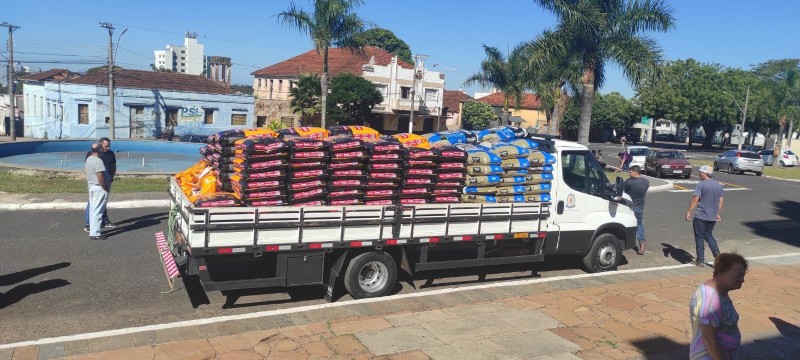 Protetores de animais recebem nesse sábado quase 6 toneladas das 42 toneladas de rações  animais que serão distribuídos até o final do ano.
