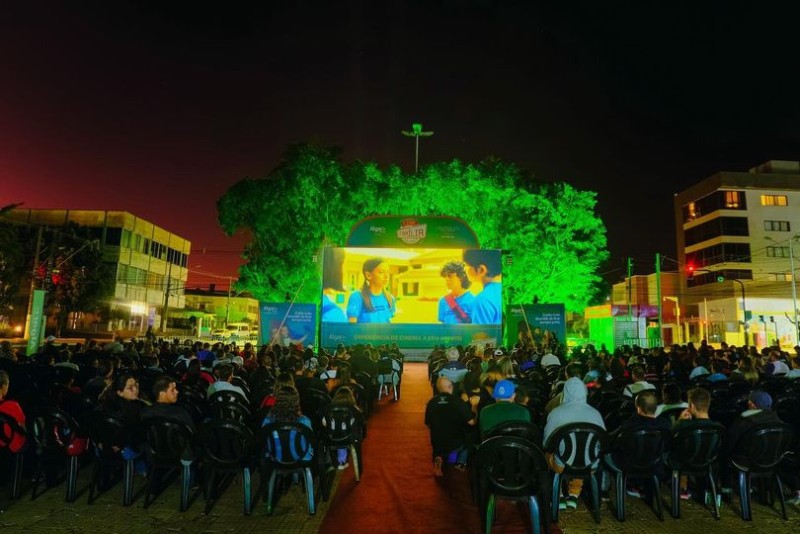 Cine Família na Praça leva experiência de cinema a céu aberto para cinco cidades do interior mineiro