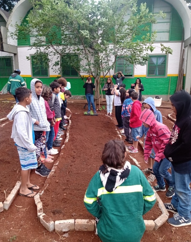 Horta é montada em mais uma unidade escolar do município