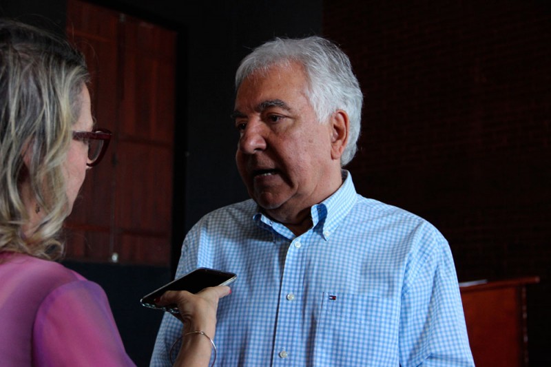 Escritor Elian Alabi Lucci  palestra em Encontro de Formação Continuada
