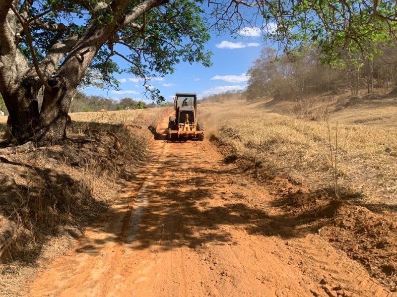Secretaria de Obras trabalha em várias regiões da zona rural com serviços de manutenção