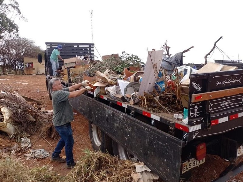 Prefeitura de Araguari trabalha com diversas frentes de limpeza após final de semana com chuvas intensas