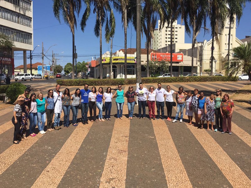 Equipe do CAPS, CAPS AD, NASM e REDUÇÃO DE DANOS participam de abraço simbólico