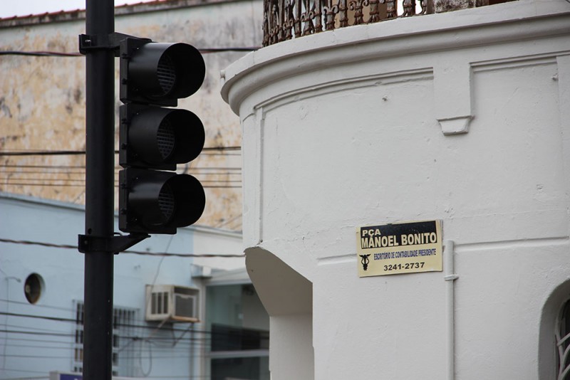 Prefeitura de Araguari retira semáforos da Praça Manoel Bonito
