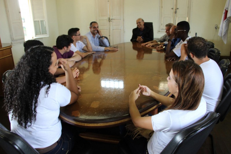 Prefeito Marcos Coelho recebe alunos do CECON