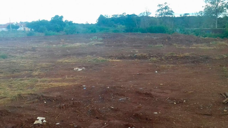 Secretaria de Serviços Urbanos limpa terreno usado como lixão