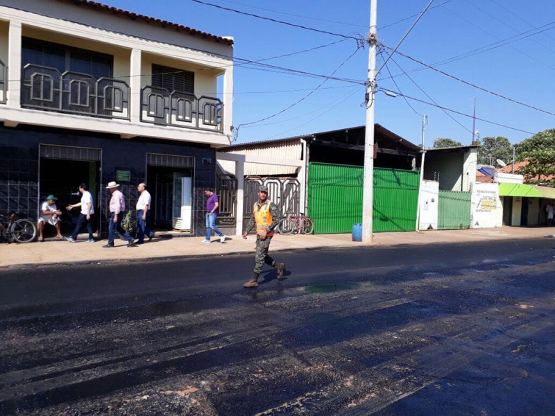 Prefeito supervisiona obra no distrito de Amanhece
