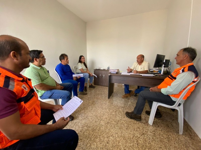 Equipe da secretaria de Obras se reúne com representantes da Defesa Civil