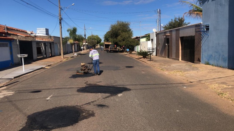 A Prefeitura de Araguari encerrou os trabalho da operação tapa-buracos em mais dois bairros do município