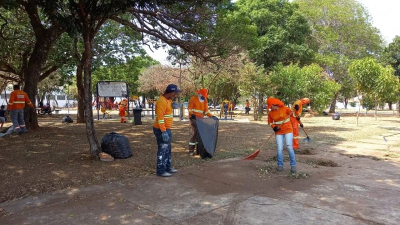 Manutenção das praças públicas segue com serviços diários no município