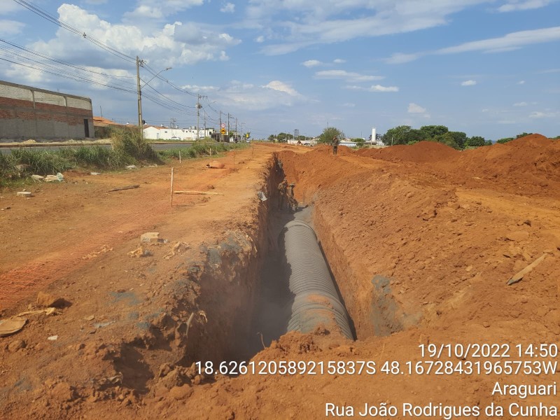 Secretaria de Obras acompanha os serviços de drenagem na rua João Rodrigues da Cunha