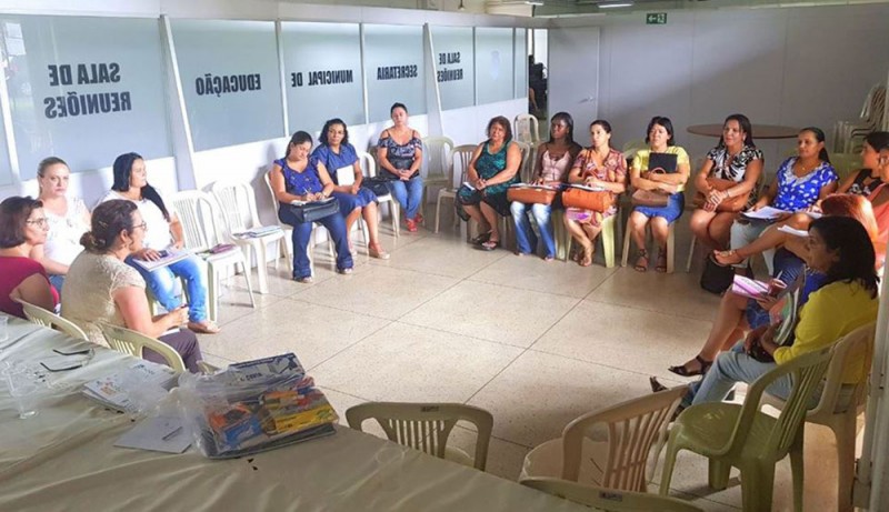 Secretário de Educação se reúne com diretoras e coordenadoras da Rede Municipal de Ensino