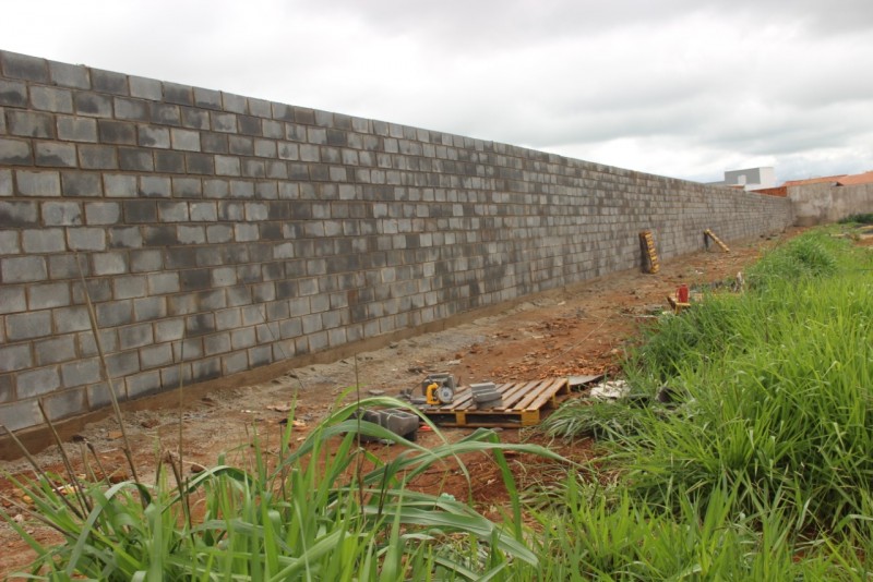 Prefeitura continua construção do muro no aeroporto Santos Dumont