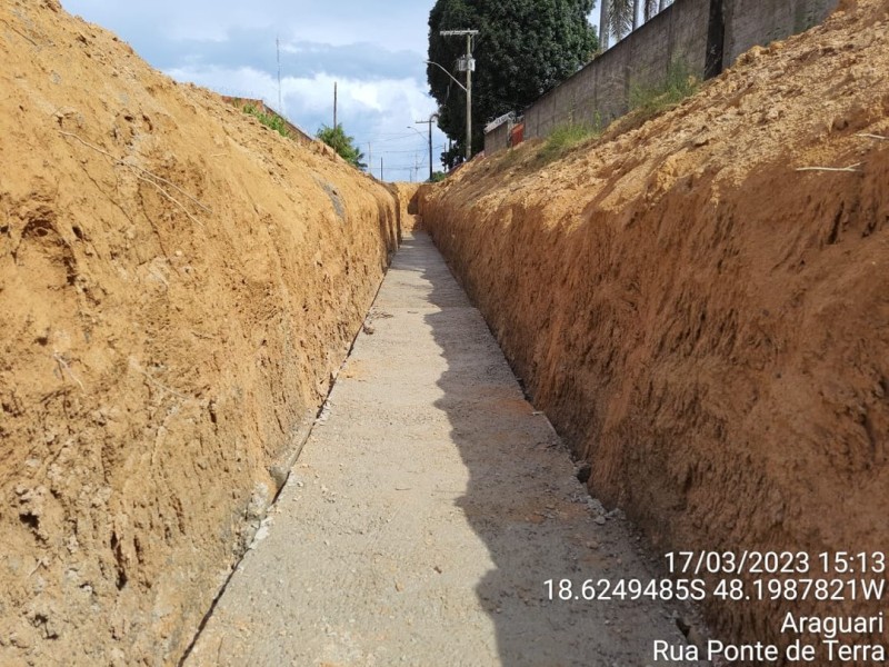 Obras de drenagem da Rua Ponte Terra seguem ocorrendo com acompanhamento técnico 