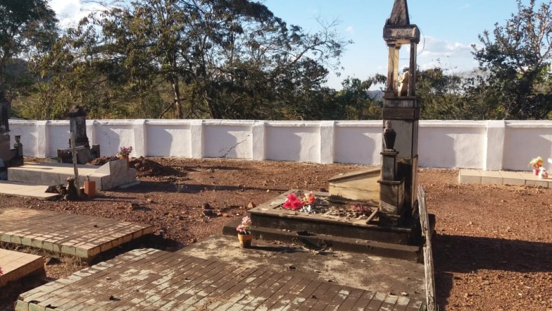 Secretaria de Obras realiza manutenção no Cemitério de Florestina