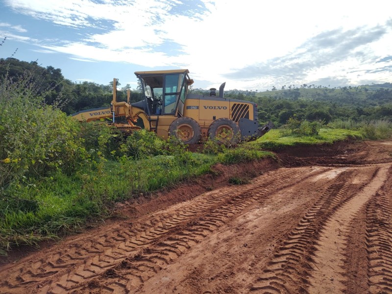 Estradas recebem manutenção em vários pontos da zona rural 