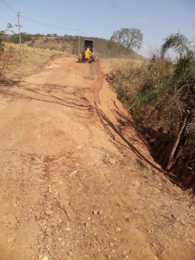 Manutenção das estradas rurais se destaca com trabalho da secretaria de Obras