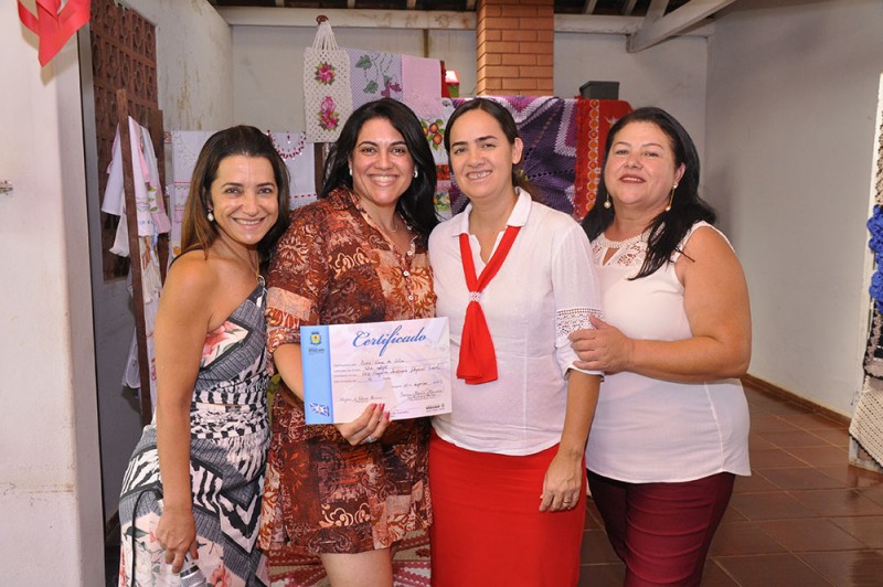 Alunas do PAIS recebem certificados e confraternizam