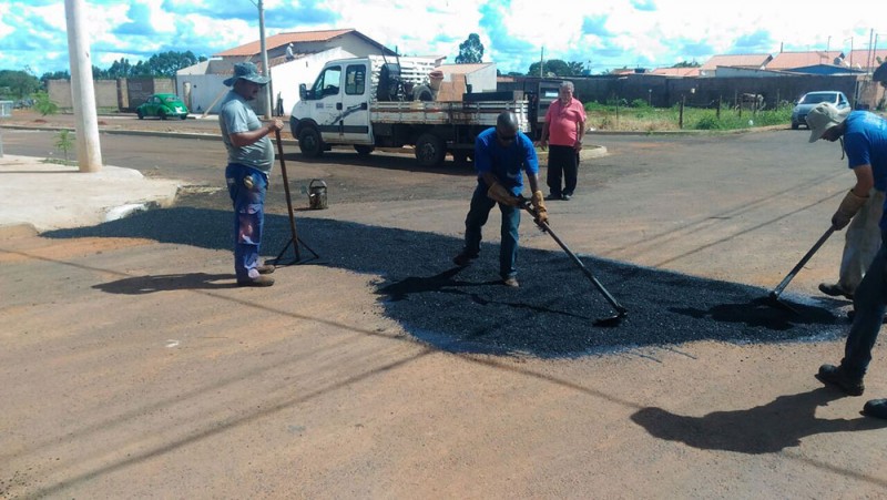 SAE realiza trabalho de tapa-buracos em bairros da cidade