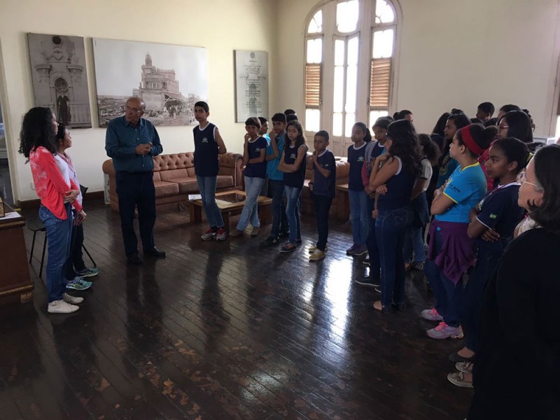 Prefeito Marcos Coelho recebe em seu gabinete alunos da Escola Estadual Padre Damião