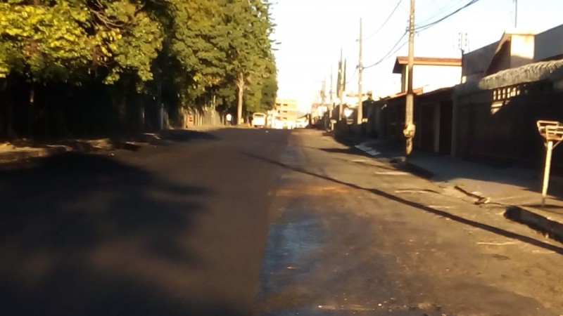 Secretaria de Obras trabalha no recapeamento da rua Mauro Cunha no bairro do Bosque