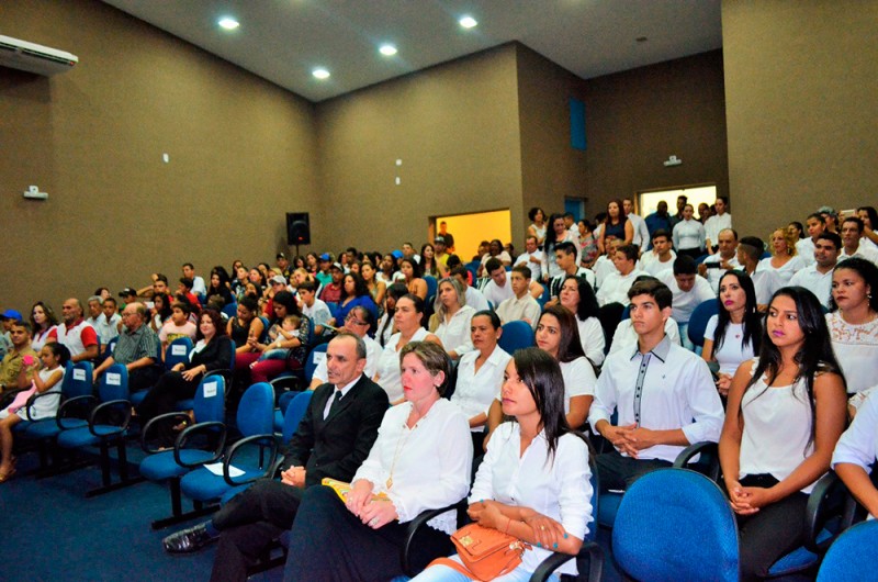 Novos garçons são diplomados em Araguari
