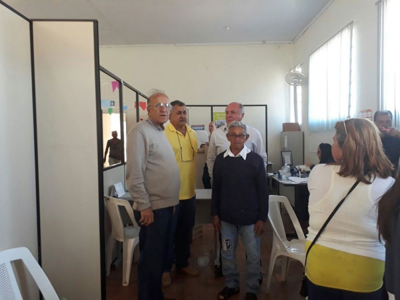 Marcos Coelho entrega vale transporte gratuito para araguarinos cadastrados na Secretaria de Planejamento