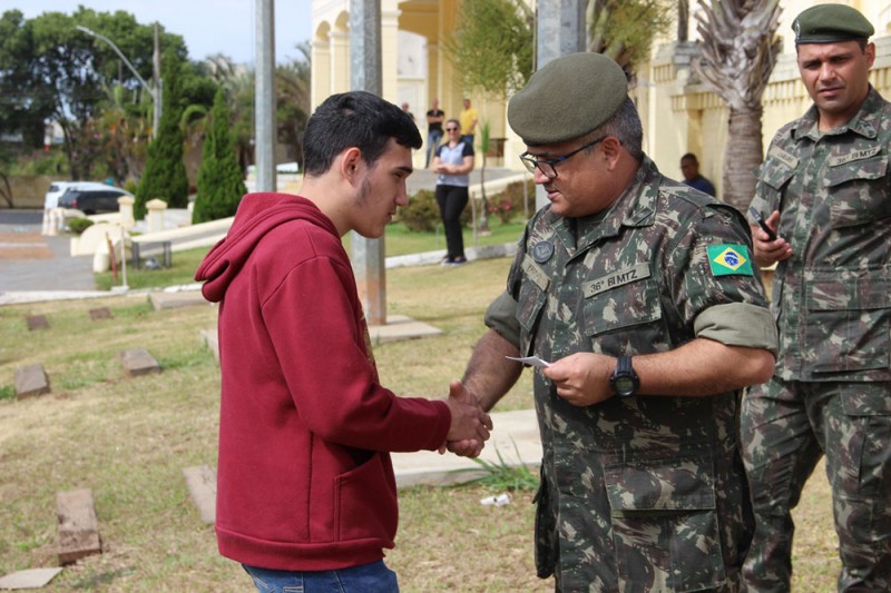 Dispensados do Serviço Militar participam de Juramento à Bandeira 