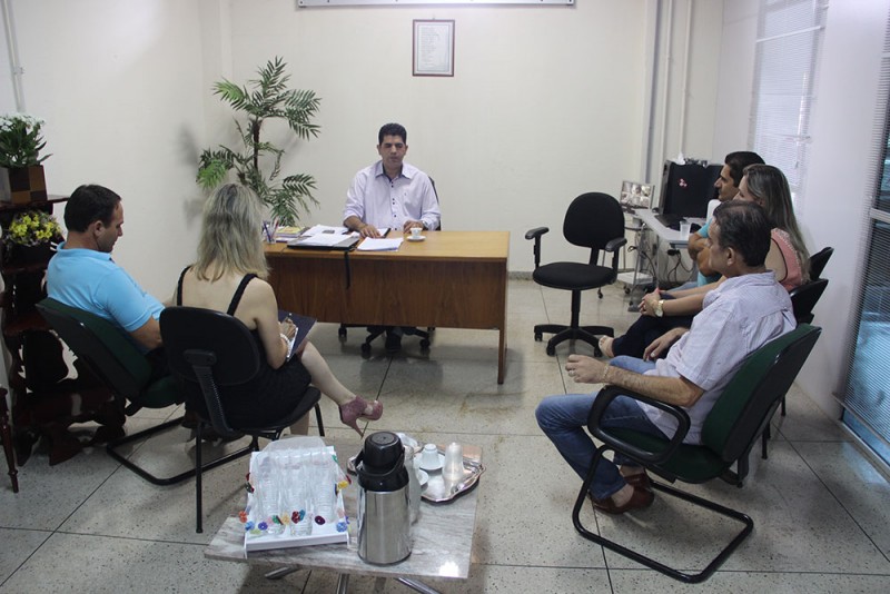 SECRETÁRIO MUNICIPAL DE EDUCAÇÃO RECEBE MORADORES DA COMUNIDADE CONTENDA