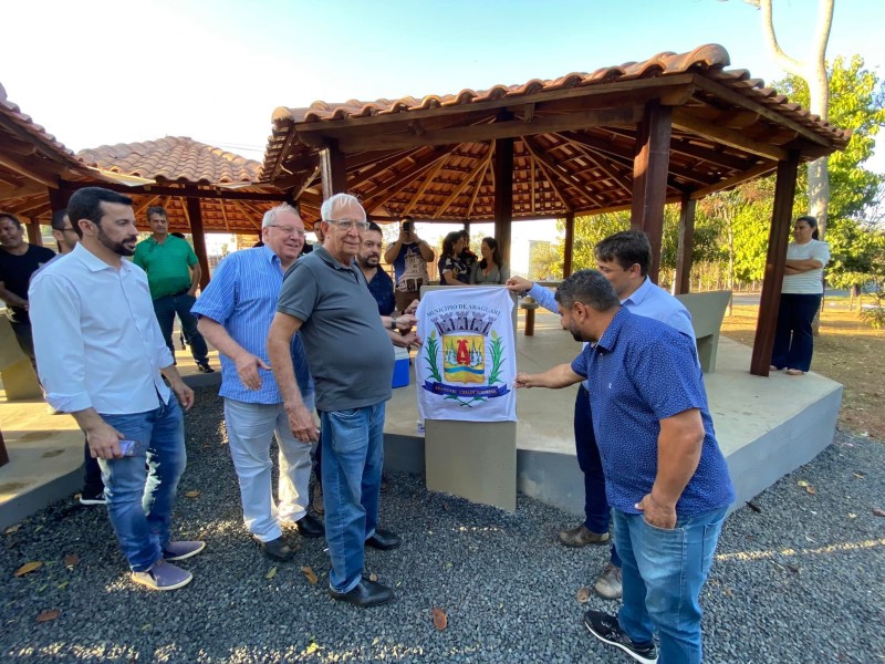 Quiosques são inaugurados para abrigar motoristas na avenida Teodoreto Veloso de Carvalho