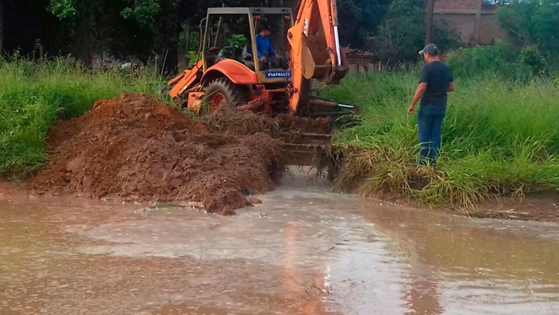 Prefeitura recupera rua danificada pelas fortes chuvas