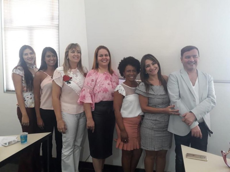 Secretária de Ação social se reúne com representantes de vários municípios da AMVAP